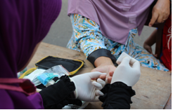 PEMERIKSAAN KOLESTEROL DI CAR FREE DAY KELURAHAN KADIPIRO RW 09 KECAMATAN BANJARSARI SURAKARTA