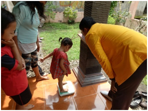 UPAYA PENINGKATAN GIZI BALITA MELALUI PENDIDIKAN KESEHATAN DAN PIJAT BAYI DI POSYANDU SAKURA DESA REJOSARI KELURAHAN PLESUNGAN